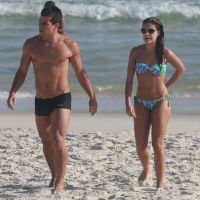 Paloma Bernardi e Thiago Martins mostram boa forma em tarde de praia no Rio