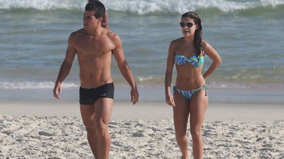 Paloma Bernardi e Thiago Martins mostram boa forma em tarde de praia no Rio