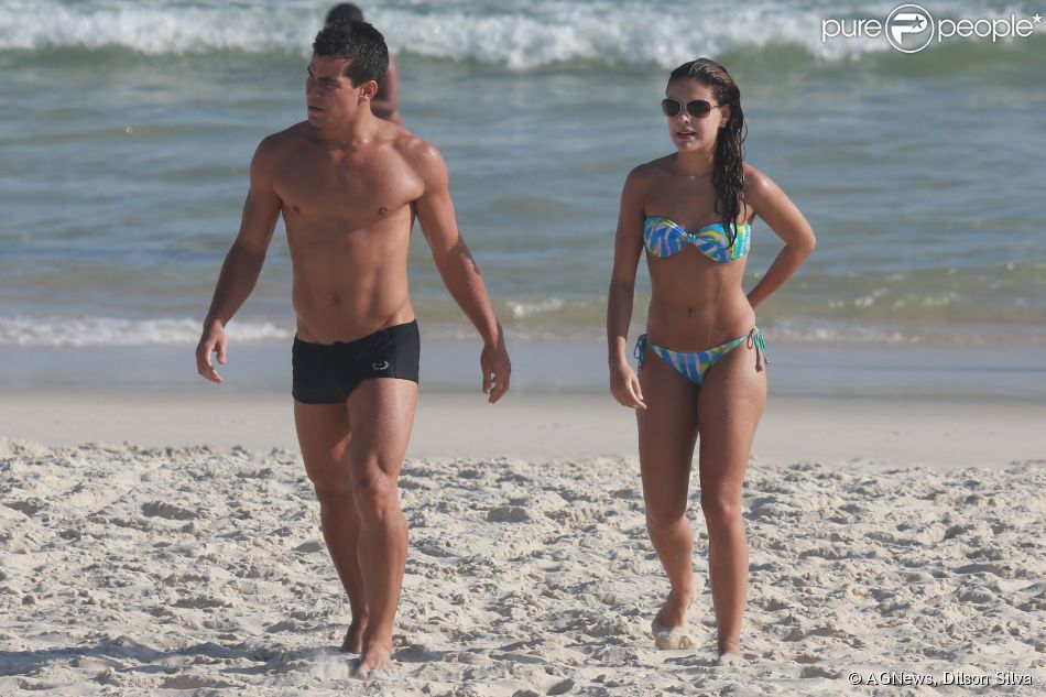 Paloma Bernardi e o namorado, Thiago Martins, curtem tarde de praia no Rio, nesta quinta-feira, 18 de dezembro de 2014