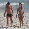 Paloma Bernardi e o namorado, Thiago Martins, curtem tarde de praia no Rio, nesta quinta-feira, 18 de dezembro de 2014