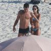 Paloma Bernardi e o namorado, Thiago Martins, curtem tarde de praia no Rio, nesta quinta-feira, 18 de dezembro de 2014