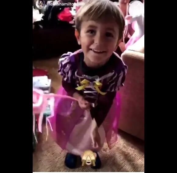 Em 2017, Lewis Hamilton gravou um vídeo do sobrinho vestido de princesa