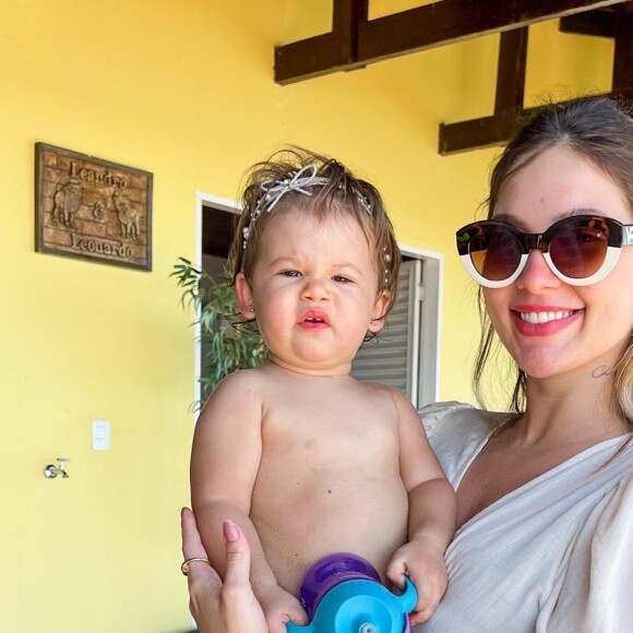  No vídeo, Virginia aparece de top e deixa o barrigão à mostra
 