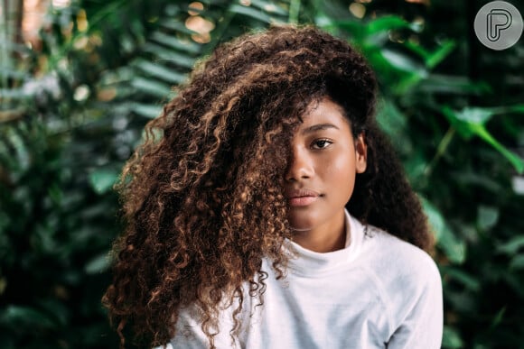 Tem cabelo cacheado? Incluir óleos em sua uma rotina de beleza pode ajudar a criar efeitos diferentes