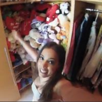 Anitta mostra quarto onde guarda presentes dos fãs: 'Nunca me desfaço de nenhum'