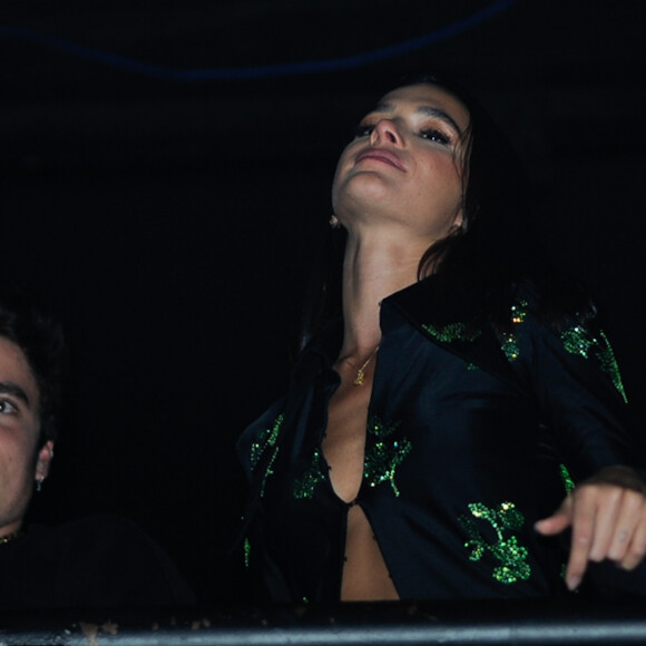 A atriz Bruna Marquezine estava com um cordão de ouro em formato de coração idêntico ao usado por Xolo Maridueña na mesma noite