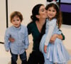 Renata Abravanel surgiu abraçada com filhos ao prestigiar a exposição da irmã em São Paulo