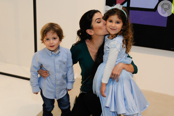Renata Abravanel surgiu abraçada com filhos ao prestigiar a exposição da irmã em São Paulo