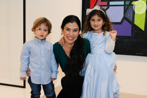 Renata Abravanel prestigiou a exposição da irmã Cintia Abravanel ao lado dos filhos