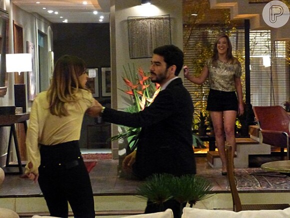 José Pedro (Caio Blat) expulsa Danielle (Maria Ribeiro) de casa acusando-a de ser a culpada pela morte do Comendador (Alexandre Nero). Ao ver a cena, Amanda (Adriana Birolli) vibra