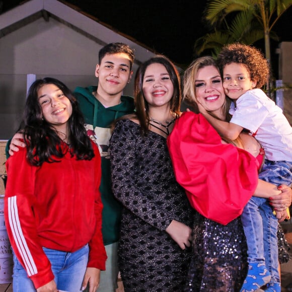 Simony é mãe de 4 filhos