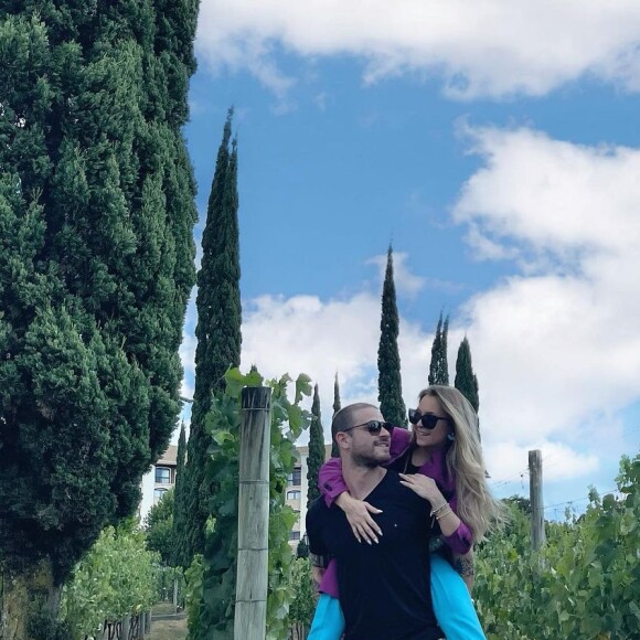 Felipe Becari e Carla Diaz não estavam aparecendo usando alianças de compromisso