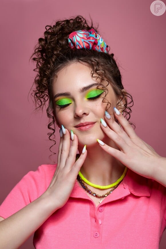 As cores vibrantes são uma marca da maquiagem anos 80: essa tendência voltou com tudo no Pinterest