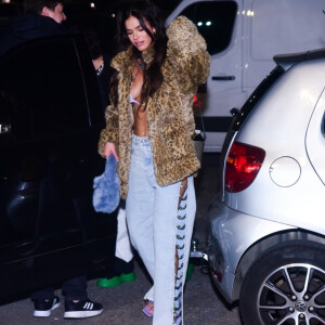 Calça jeans usada por Bruna Marquezine no show de Rosalía tinha abertura na lateral