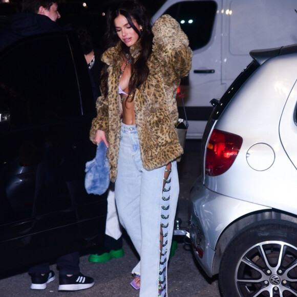 Calça jeans usada por Bruna Marquezine no show de Rosalía tinha abertura na lateral