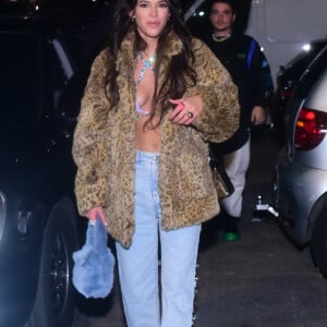 Bruna Marquezine apostou em casaco e bolsa com pelúcia para o show de Rosalía em São Paulo