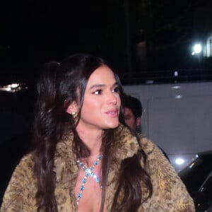 O look de Bruna Marquezine para o show de Rosalía era repleto de tendências de moda