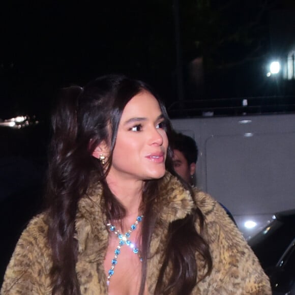 O look de Bruna Marquezine para o show de Rosalía era repleto de tendências de moda