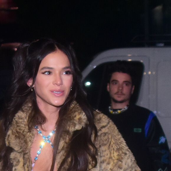 Bruna Marquezine surgiu com cabelo longo no show de Rosalía
