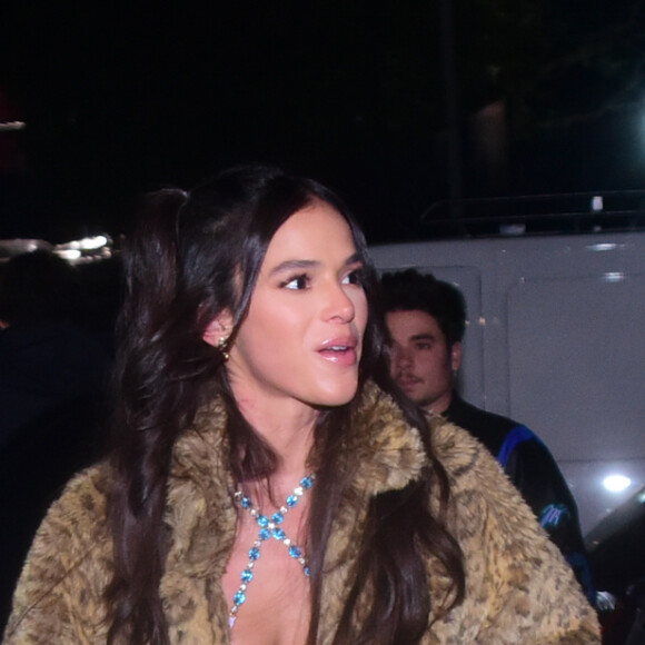 Calça jeans de cintura baixa é uma das peças queridinhas de Bruna Marquezine atualmente