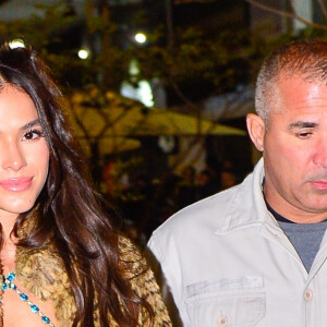 O look de Bruna Marquezine para o show de Rosalía aliava diferentes tendências de moda de um jeito marcante