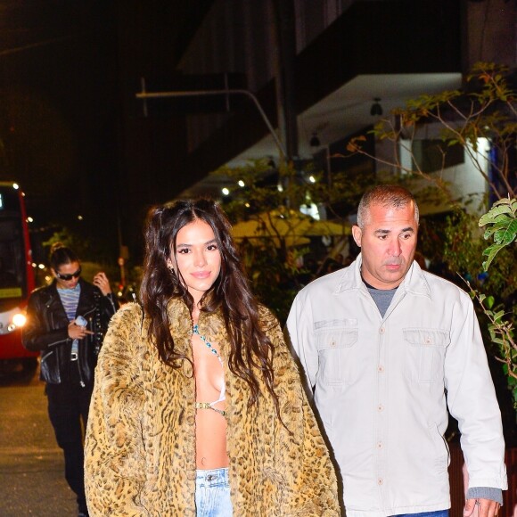 Casaco de pelúcia com animal print garantiu o conforto térmico de Bruna Marquezine em look com biquíni