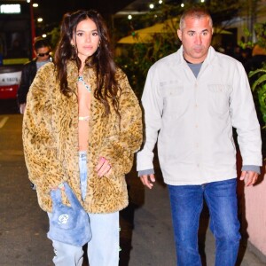 Biquíni com pedras, jeans e pelúcia: o look extravagante de Bruna Marquezine em show reúne trends