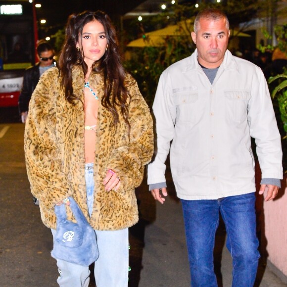 Biquíni com pedras, jeans e pelúcia: o look extravagante de Bruna Marquezine em show reúne trends