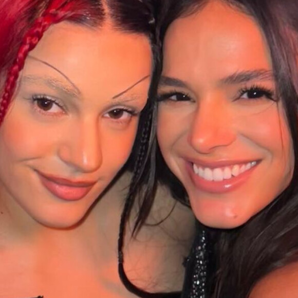 Bruna Marquezine se emocionou ao conhecer a cantora espanhola Rosalía