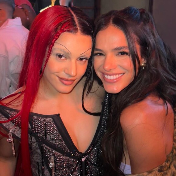 Rosalía respondeu mensagem de Bruna Marquezine nas redes sociais