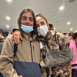 Ivete Sangalo contou que se machucou em viagem com o filho