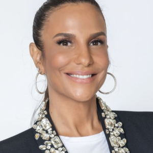 Ivete Sangalo agita o público em show na Bahia