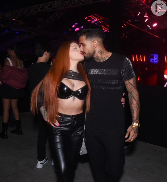 Brenda Paixão e Matheus Sampaio trocam beijos em festa