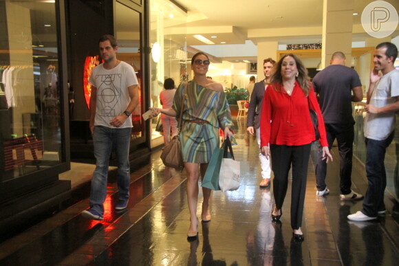 Giovanna Antonelli foi fotografada enquanto fazia compras em shoppingo no Rio de Janeiro