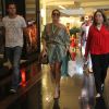 Giovanna Antonelli, o marido e a sogra circulam pelos corredores de shopping de luxo na Zona Sul do Rio de Janeiro