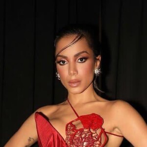 Anitta usou um look alta-costura da Schiaparelli para o VMAs