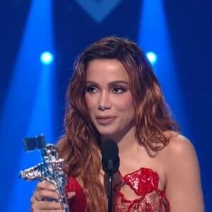 Emocionada, Anitta fez um discurso sobre a criminalização do funk no Brasil