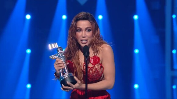 Anitta vence prêmio inédito no VMAs e faz discurso emocionado. Veja vídeo do momento!