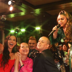Bruna Marquezine curtiu o show de Preta Gil ao lado de vários famosos no evento