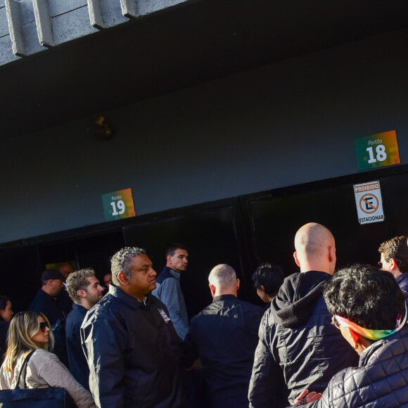 Demi Lovato atraiu multidão na porta da cafeteria em São Paulo