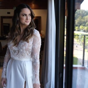 No casamento, Mari Palma combinou um cropped com uma saia longa com bolsos