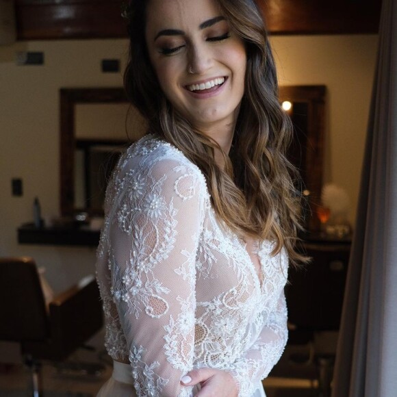 O cropped usado por Mari Palma em look de casamento é rico em detalhes
