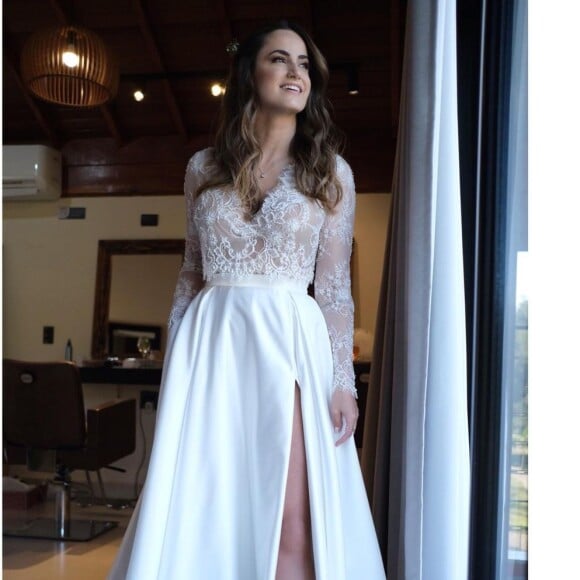 Noiva sem vestido! O look de casamento de Mari Palma era composto por cropped e saia longa