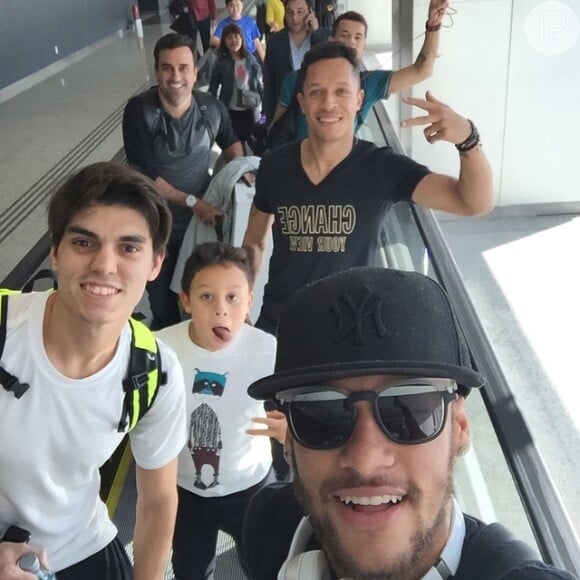 Neymar chegou ao Brasil na manhã deste domingo, 21 de dezembro de 2014, acompanhado pelo empresário e alguns amigos