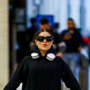 Gkay roubou a cena em um aeroporto esta semana com um sapato da coleção da Balenciaga com a Crocs