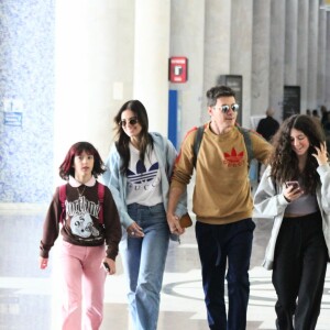 Rodrigo Faro e a mulher, Vera Viel, chegaram com as filhas Maria e Helena ao Rio de Janeiro para o Rock in Rio em 3 de setembro de 2022