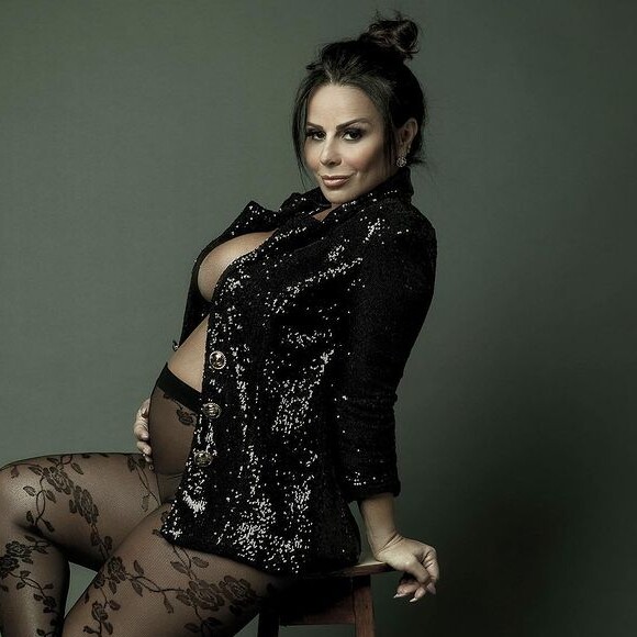 Viviane Araújo deu à luz a um menino por meio de um parto cesárea com 3,465 kg e 51cm