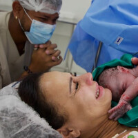 Fotos de Viviane Araújo com filho recém-nascido encantam Sabrina Sato, Juliana Paes e mais famosos. Confira!