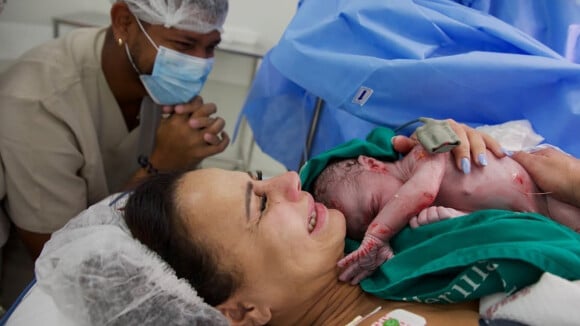 Fotos de Viviane Araújo com filho recém-nascido encantam Sabrina Sato, Juliana Paes e mais famosos. Confira!