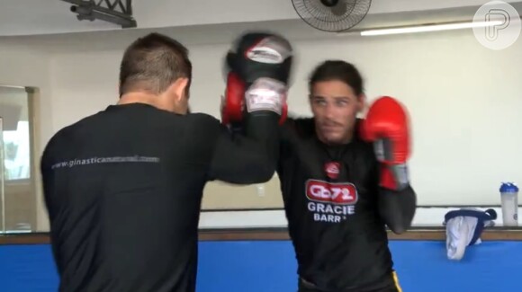 Romulo Neto mostrou um pouco de seu treino de jiu-jítsu ao site da novela 'Império'